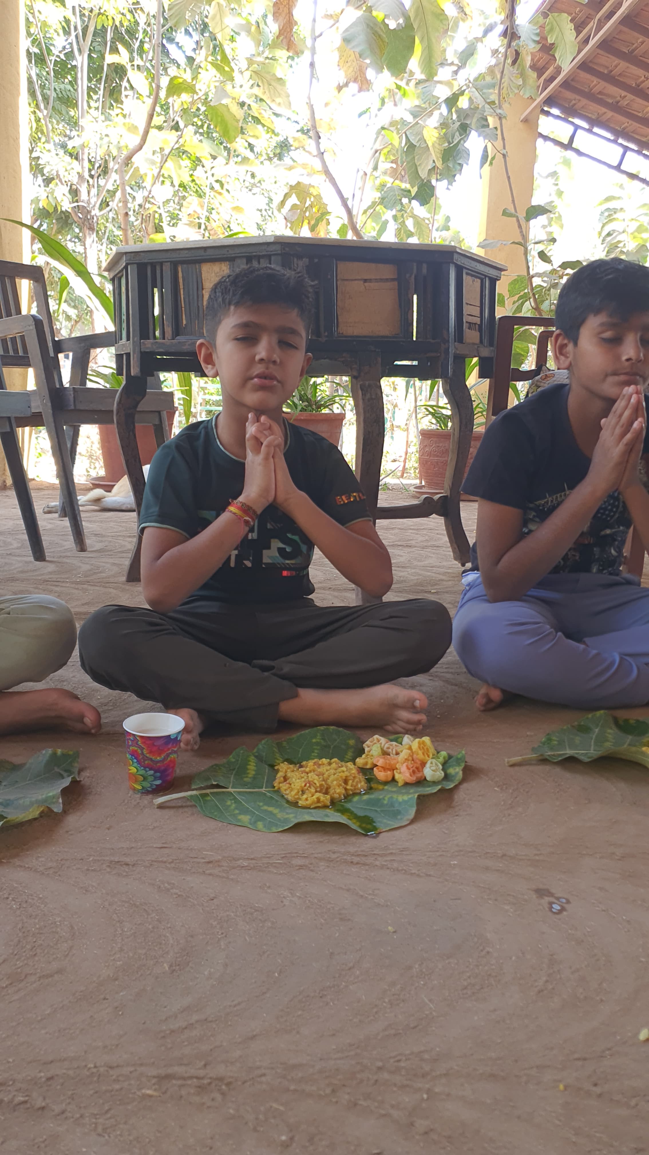 सात्विक भोजन का आनंद लें जो शुद्ध और संपूर्ण सामग्री से बना होता है, और शरीर और आत्मा को पोषण प्रदान करता है।