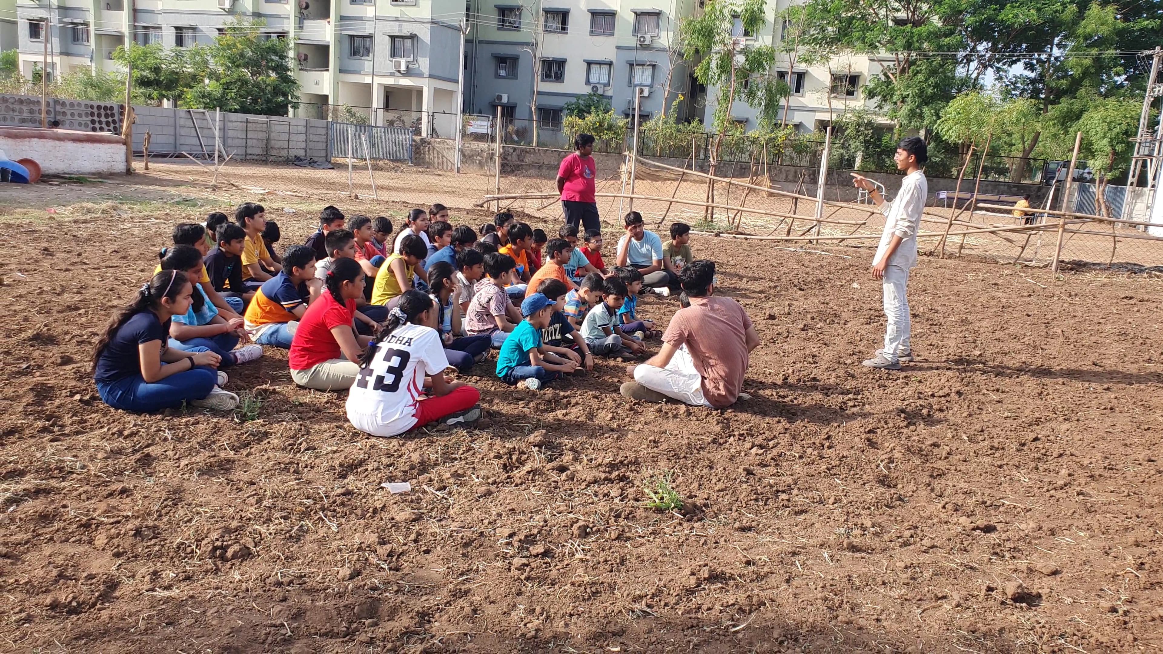 पारंपरिक खेलों का आनंद लें जो शारीरिक चुस्ती और मानसिक तीक्ष्णता को बढ़ावा देते हैं और सांस्कृतिक जड़ों से जुड़ने में मदद करते हैं।